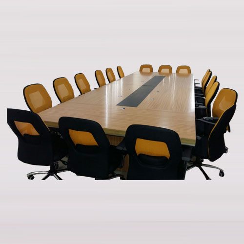 Mesa de reunião com cadeiras